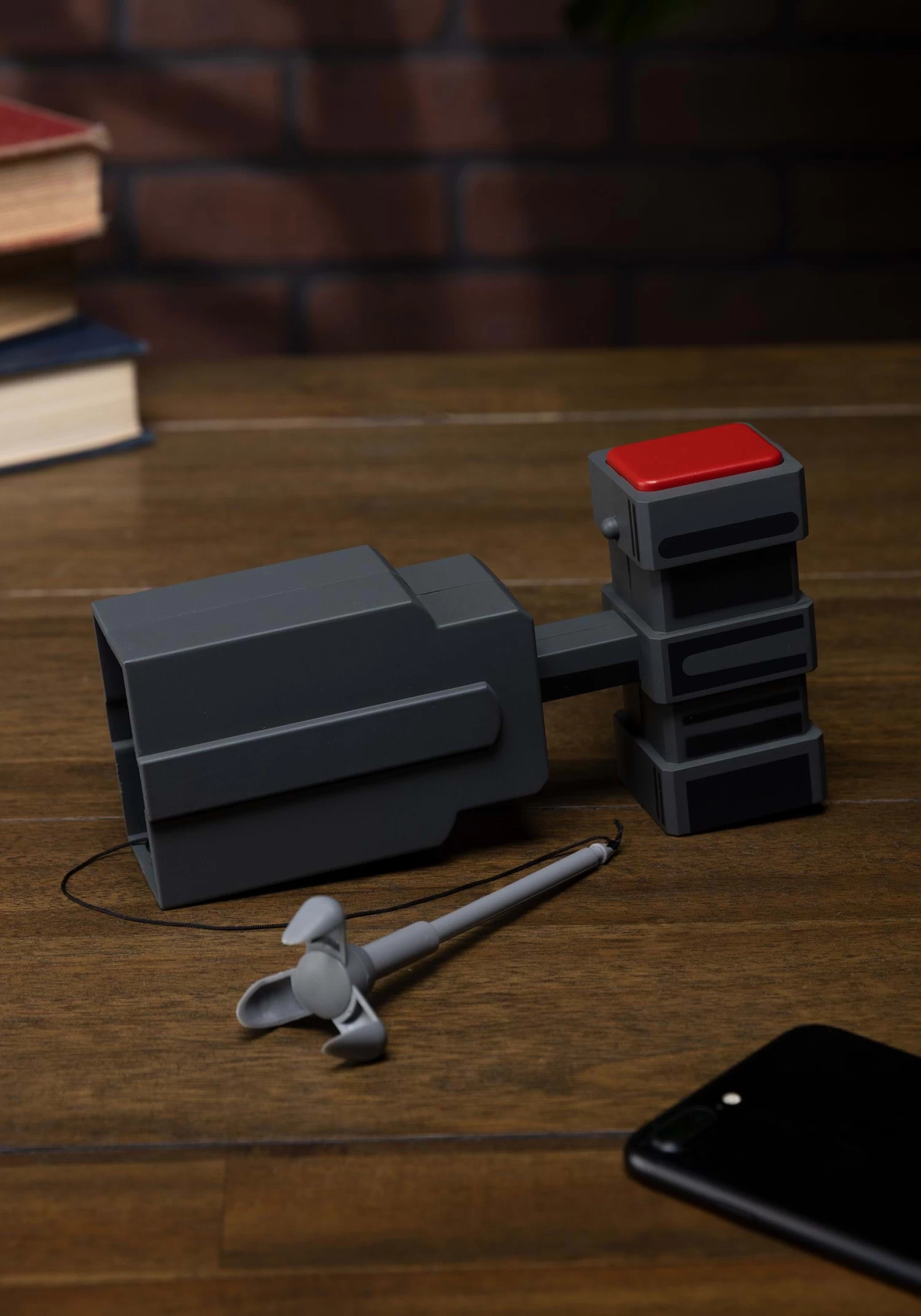 NECA Batman: The Animated Series - Batman Grapnel Launcher Prop Replica 3 NECA Batman: The Animated Series - Batman Grapnel Launcher Prop Replica