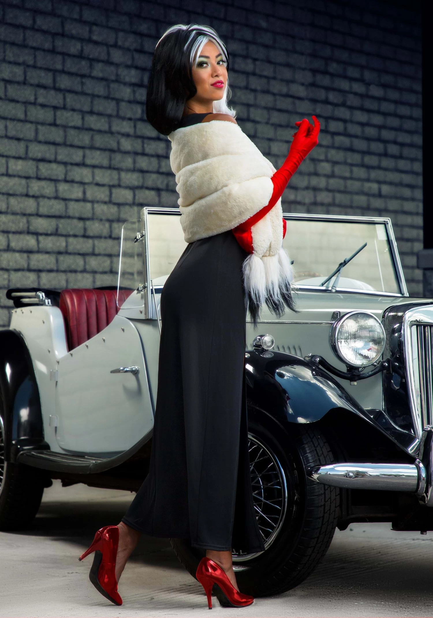 Cruella De Vil Stole Costume For Women From Disney’s 101 Dalmatians 4 Cruella De Vil Stole Costume For Women From Disney’s 101 Dalmatians - Image 2